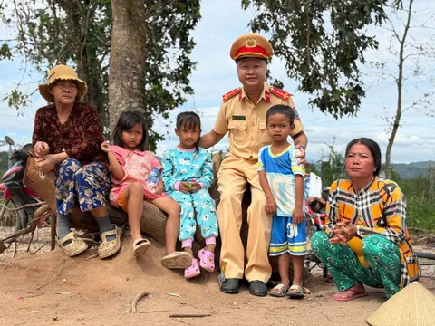 Đại úy Trịnh Trung Hiếu và những cung đường nghĩa tình lan tỏa sắc áo màu nắng