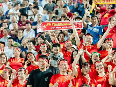 Fanzone cuồng nhiệt tiếp lửa Đội tuyển bóng đá Việt Nam trong trận thắng Malaysia