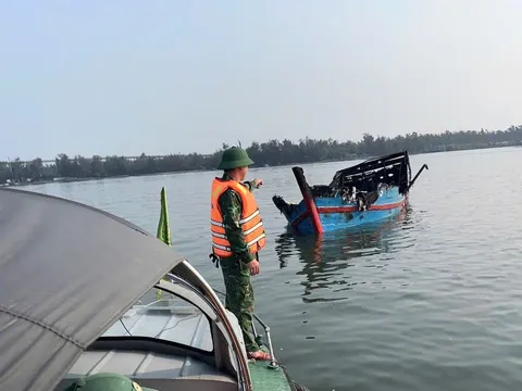 TP Huế: Cháy tàu cá chứa 1.800 lít dầu diesel khi đang neo đậu gần bờ