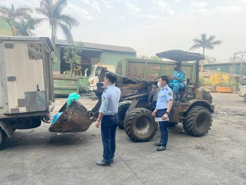 Hưng Yên: Ngăn chặn và tiêu hủy hơn 1 tấn lòng lợn ôi thiu trên đường đi tiêu thụ
