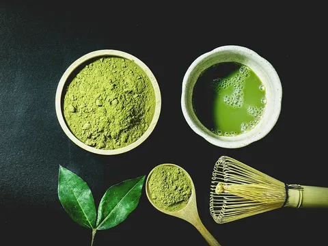Kỹ thuật chiếu xạ ánh sáng vàng giúp nguyên liệu Matcha tỏa hương hoa tự nhiên