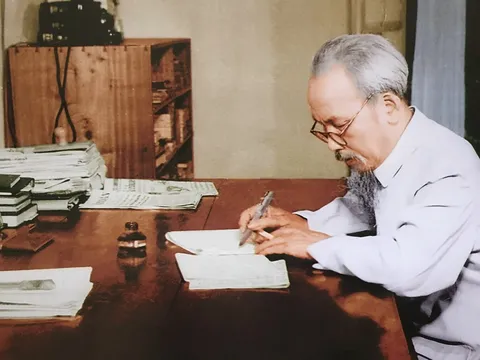 Chủ tịch Hồ Chí Minh là ánh sáng soi đường cho chúng ta đi