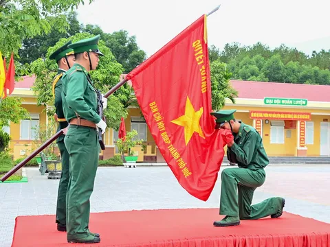 Chiến sĩ mới Tuyên thệ dưới cờ Quyết thắng