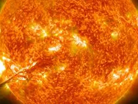 Tảo biến đổi gen "thu gom" vi nhựa: Giải pháp ba trong một cho nước ô nhiễm