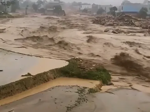 Mưa lũ phức tạp tại Lai Châu, Quốc lộ 32 ách tắc, người dân được khuyến cáo hạn chế di chuyển