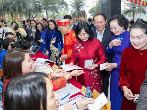 Các đồng chí lãnh đạo Đảng, Nhà nước hòa cùng 'Ngày hội non sông'