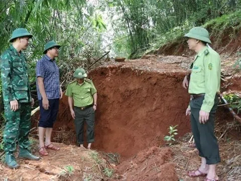 Huyện Quan Sơn: Nguy cơ sạt lở cả quả đồi, gần 100 hộ dân phải di dời khẩn cấp